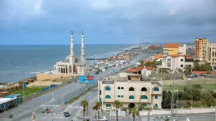 הלם: כך נראה החוף בעזה לפני ההפצצה ולאחריה