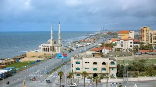 הלם: כך נראה החוף בעזה לפני ההפצצה ולאחריה 