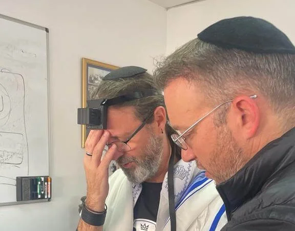 מדהים: הבטיח להניח תפילין אם אמו תשתחרר מהשבי באותו יום 