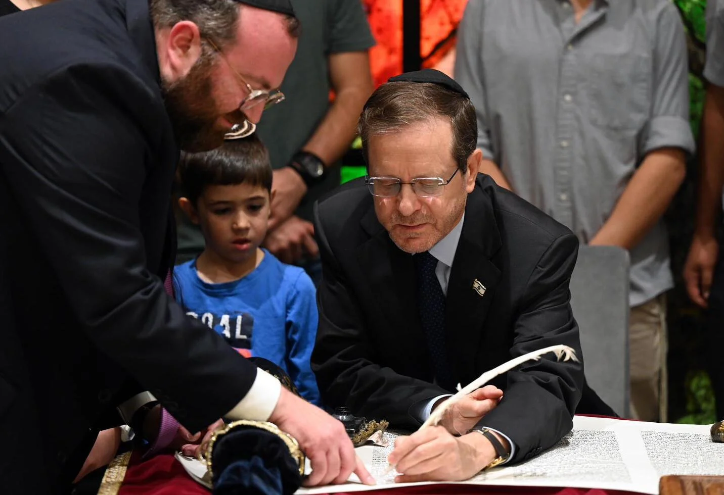 "נצח ישראל לא ישקר": הנשיא כתב אות לספר התורה של קיבוץ בארי