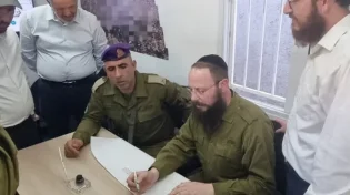 רגע לפני הקרב בג׳באליה: לוחמי הקומנדו כתבו אות בספר תורה