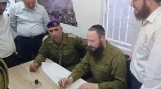 רגע לפני הקרב בג׳באליה: לוחמי הקומנדו כתבו אות בספר תורה