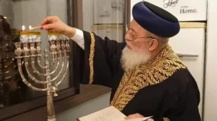 כיצד ידליקו נרות חנוכה המפונים במלונות? הפסק של הרב עמאר