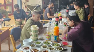 תיעוד בלעדי: כך החיילים יצאו להפוגה מתוך הלחימה בעזה | צפו