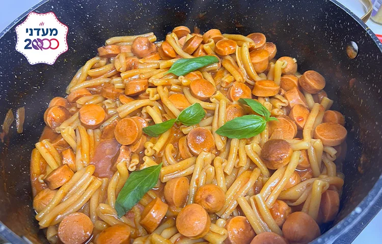 פסטה עם נקניקיות בסיר אחד: ספגטי עם נקניקיות ברוטב עגבניות פסטה עם נקניקיות בסיר אחד: ספגטי עם נקניקיות ברוטב עגבניות