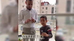 היורשים של העתיד: הבן של היחצ"ן החרדי מסביר איך להדליק נרות
