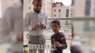 היורשים של העתיד: הבן של היחצ"ן החרדי מסביר איך להדליק נרות 
