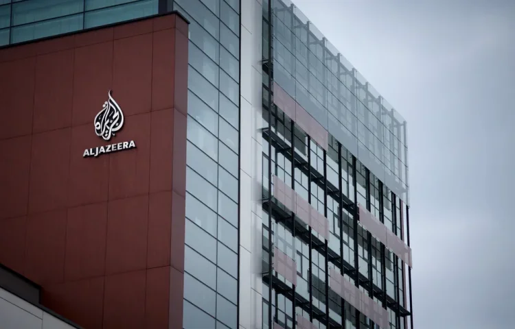 החכי"ם זעמו: מדוע סניף אל-ג'זירה בישראל "מפיץ תעמולת חמאס" החכי"ם זעמו: מדוע סניף אל-ג'זירה בישראל "מפיץ תעמולת חמאס"