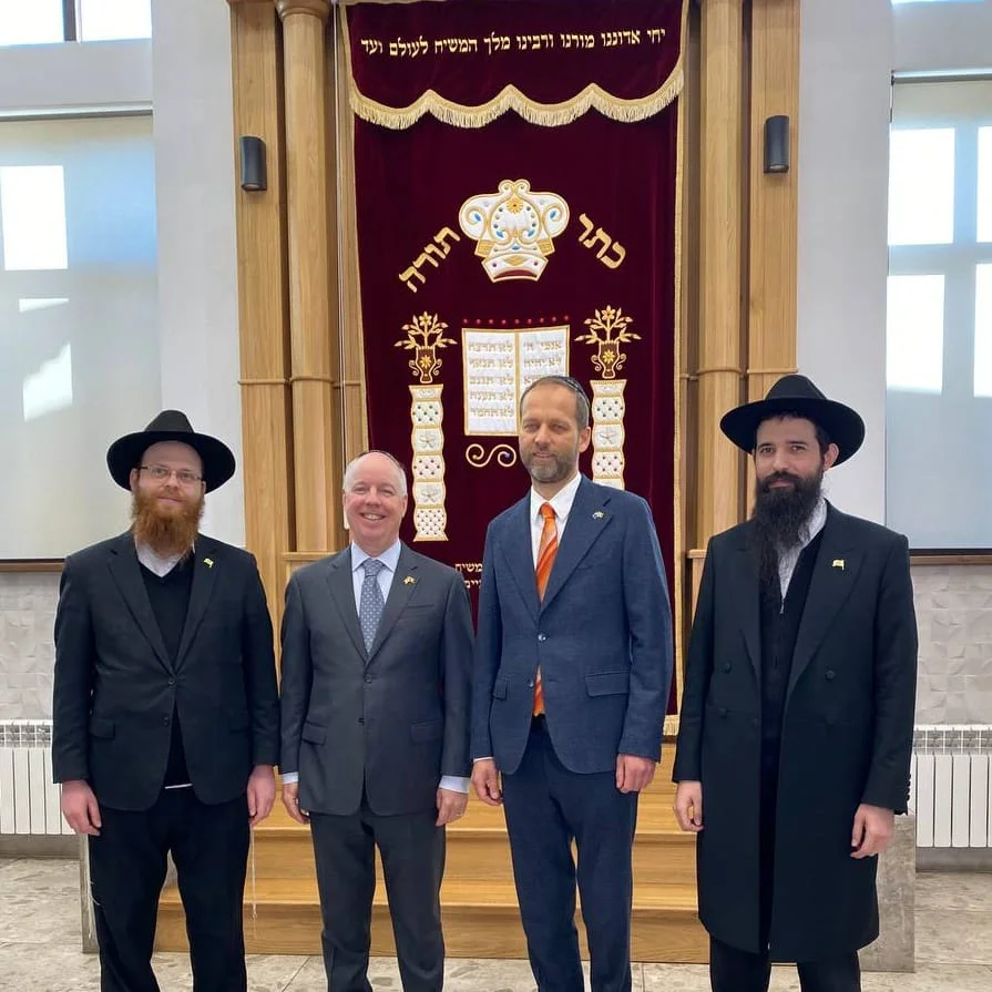 שגרירי האיחוד האירופי וארה"ב הדליקו נר חנוכה בבית הכנסת 