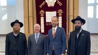 שגרירי האיחוד האירופי וארה"ב הדליקו נר חנוכה בבית הכנסת 