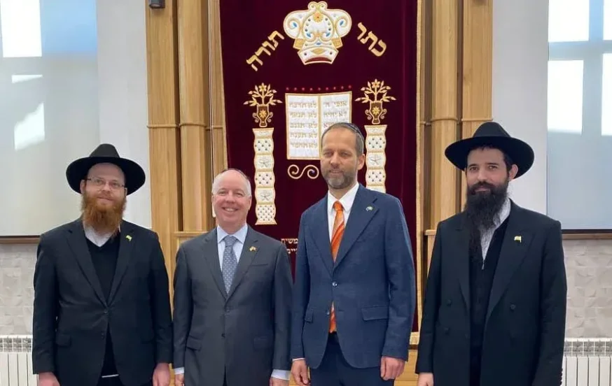 שגרירי האיחוד האירופי וארה"ב הדליקו נר חנוכה בבית הכנסת 