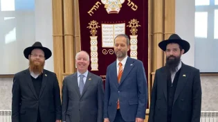 שגרירי האיחוד האירופי וארה"ב הדליקו נר חנוכה בבית הכנסת