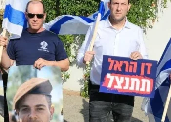  "תתנצל עכשיו!" המשפחות השכולות הפגינו מול ביתו של דן הראל