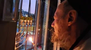 על הניסים: הדלקת חנוכייה אצל הרב קוק