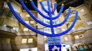 מאירים לילדיי שניידר את הלב: החנוכייה הכי גדולה בעולם