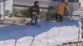 תיעוד: מחבלי חמאס שומרים על המשאיות שנכנסו לעזה