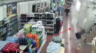תיעוד רגע הנפילה בסופר באשדוד