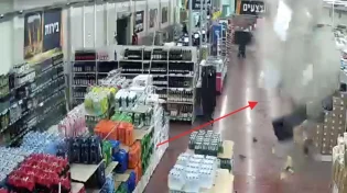 תיעוד רגע הנפילה בסופר באשדוד