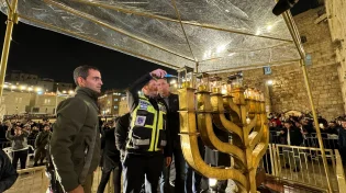 בסימן גבורה: הדלקת נר שביעי של חנוכה בכותל עם גיבורי זק"א