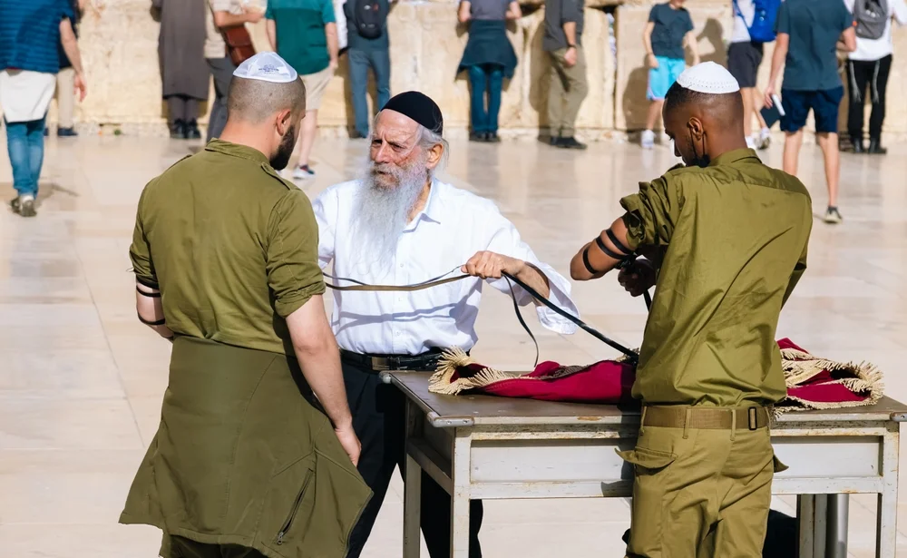 מי פטור מצום עשרה בטבת?
