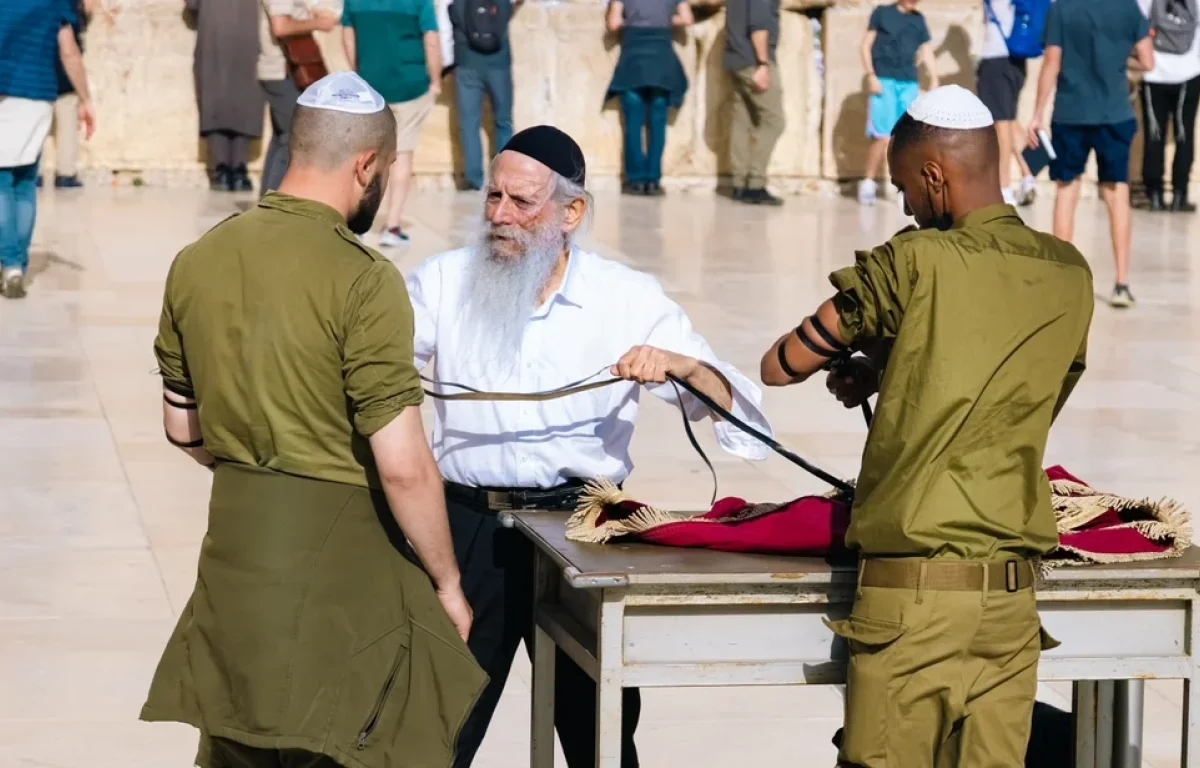 מי פטור מצום עשרה בטבת?