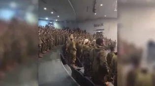 מאות חיילים בשירת "אני מאמין"