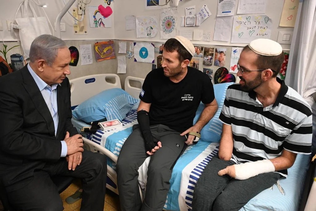 שילוב של ניסים וגבורה עילאית: נתניהו ביקר את החיילים שנפצעו שילוב של ניסים וגבורה עילאית: נתניהו ביקר את החיילים שנפצעו