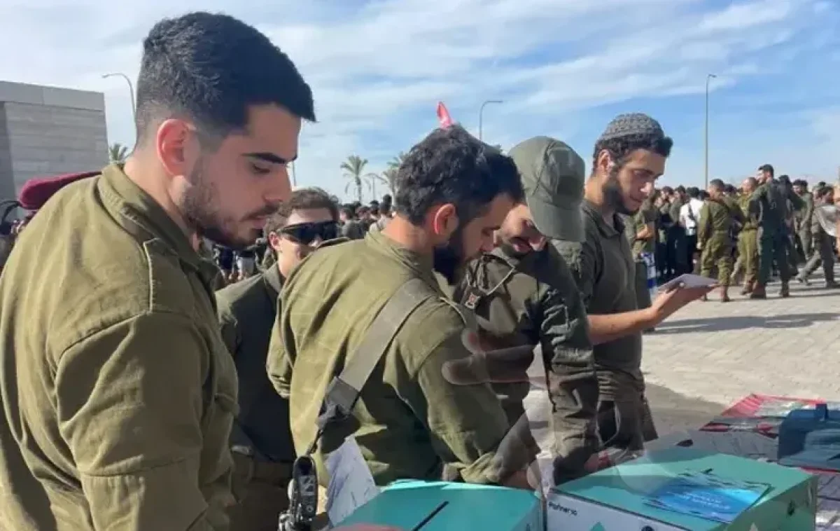 היוזמה המרגשת בצה"ל: שליחת גלויות למשפחות הלוחמים 