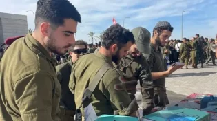 היוזמה המרגשת בצה"ל: שליחת גלויות למשפחות הלוחמים 