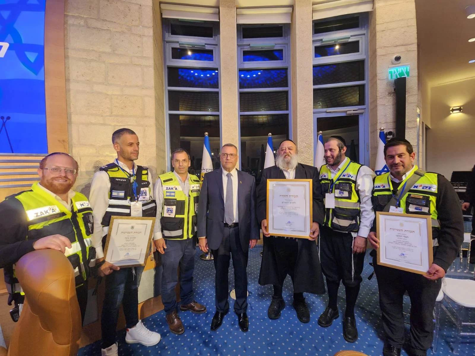 טקס הוקרה: ראש עיריית ירושלים העניק תעודת לאנשי זק"א טקס הוקרה: ראש עיריית ירושלים העניק תעודת לאנשי זק"א