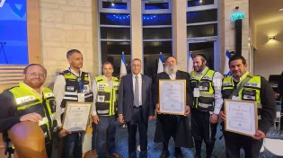 טקס הוקרה: ראש עיריית ירושלים העניק תעודת לאנשי זק"א