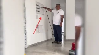 מרתיח: הפועל לוקח את צינור המים ומרטיב את הארון חשמל