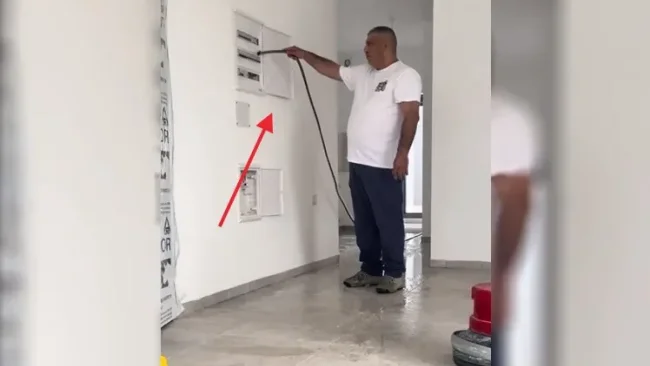 מרתיח: הפועל לוקח את צינור המים ומרטיב את הארון חשמל