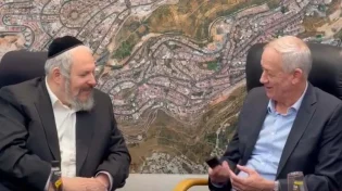 צפו: כשגנץ הציג את הטלפון הכשר