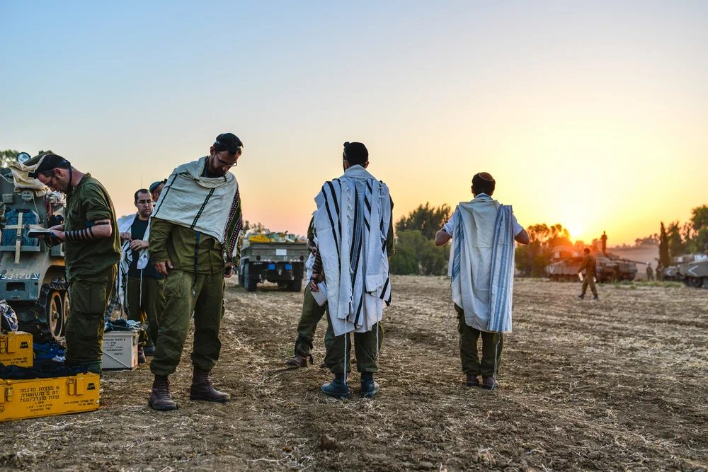 לוחמים מתפללים במהלך לחימה בעזה. תמונה מהארכיון