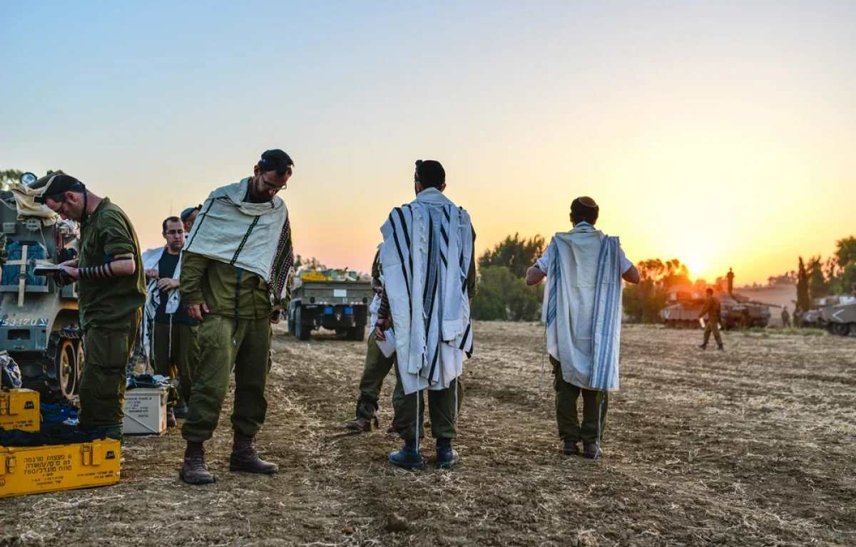 לוחמים מתפללים במהלך לחימה בעזה. תמונה מהארכיון