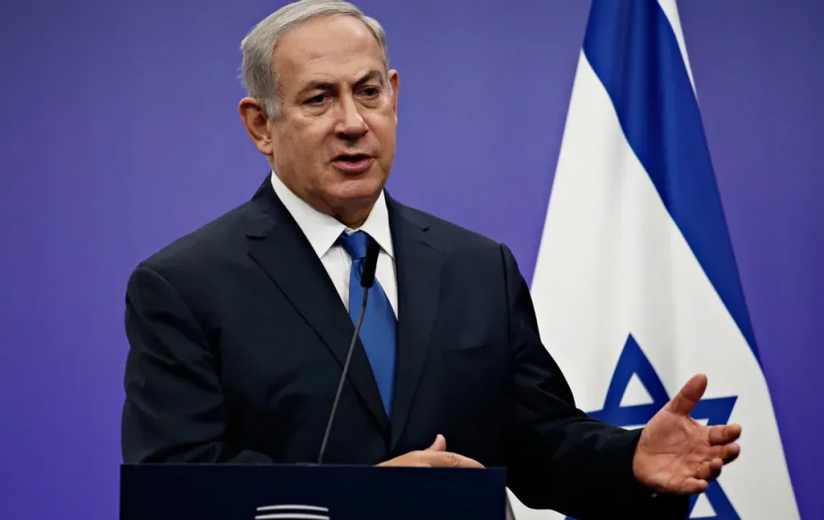 ראש הממשלה בנימין נתניהו על רקע דגל ישראל ראש הממשלה בנימין נתניהו על רקע דגל ישראל