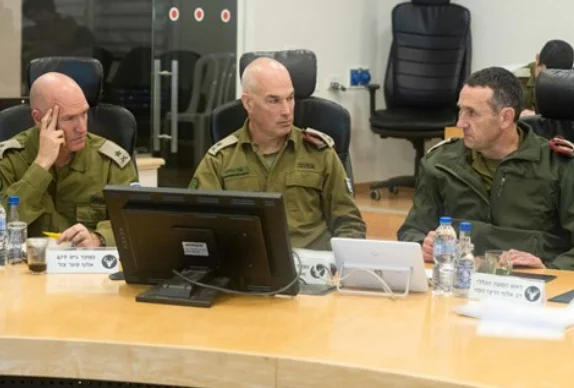 הרמטכ"ל הרצי הלוי יושב בהערכת מצב ביטחונית עם מפקדים נוספים בפיקוד צפון הרמטכ"ל הרצי הלוי יושב בהערכת מצב ביטחונית עם מפקדים נוספים בפיקוד צפון