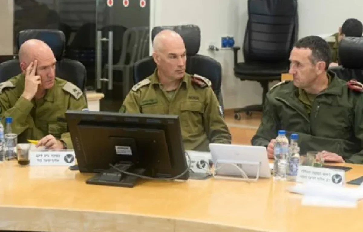 הרמטכ"ל הרצי הלוי יושב בהערכת מצב ביטחונית עם מפקדים נוספים בפיקוד צפון