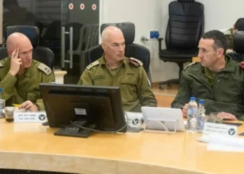הרמטכ"ל הרצי הלוי יושב בהערכת מצב ביטחונית עם מפקדים נוספים בפיקוד צפון