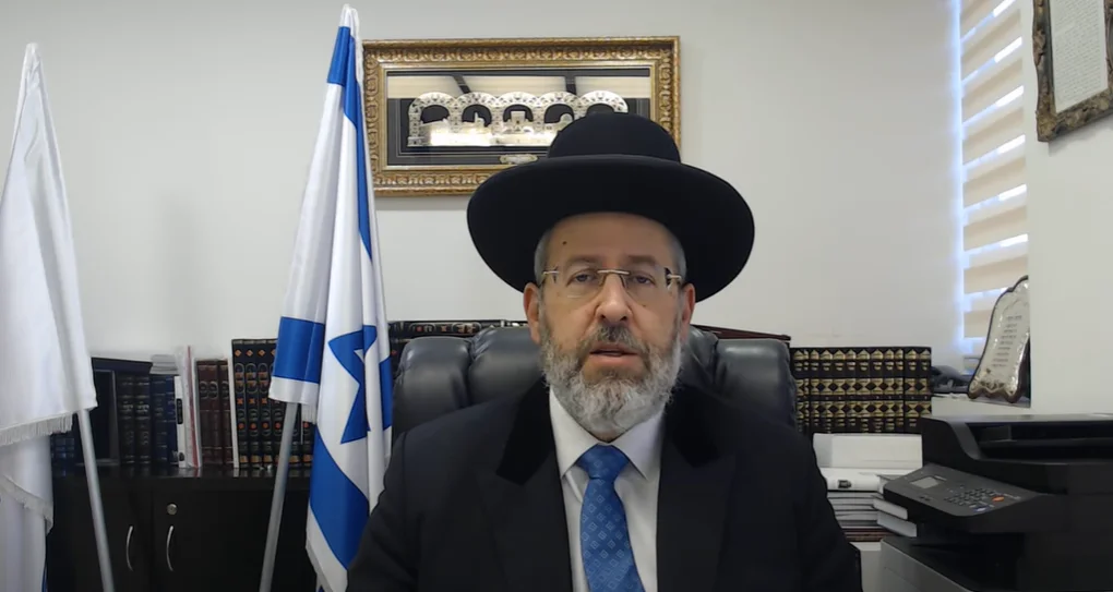 הרב הראשי לישראל הגאון רבי דוד לאו שליט"א על רקע דגל ישראל