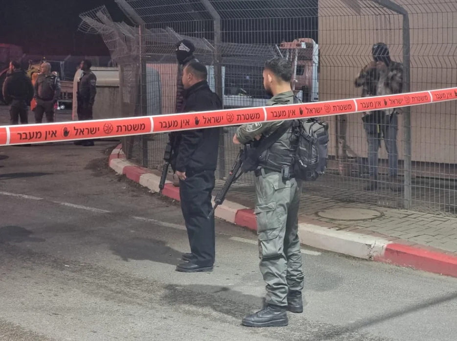 אנשי כוחות הביטחון עומדים בזירת הפיגוע בירושלים אנשי כוחות הביטחון עומדים בזירת הפיגוע בירושלים