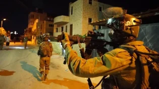 תיעוד: מחבל חמוש מחופש לאישה ומחוסל