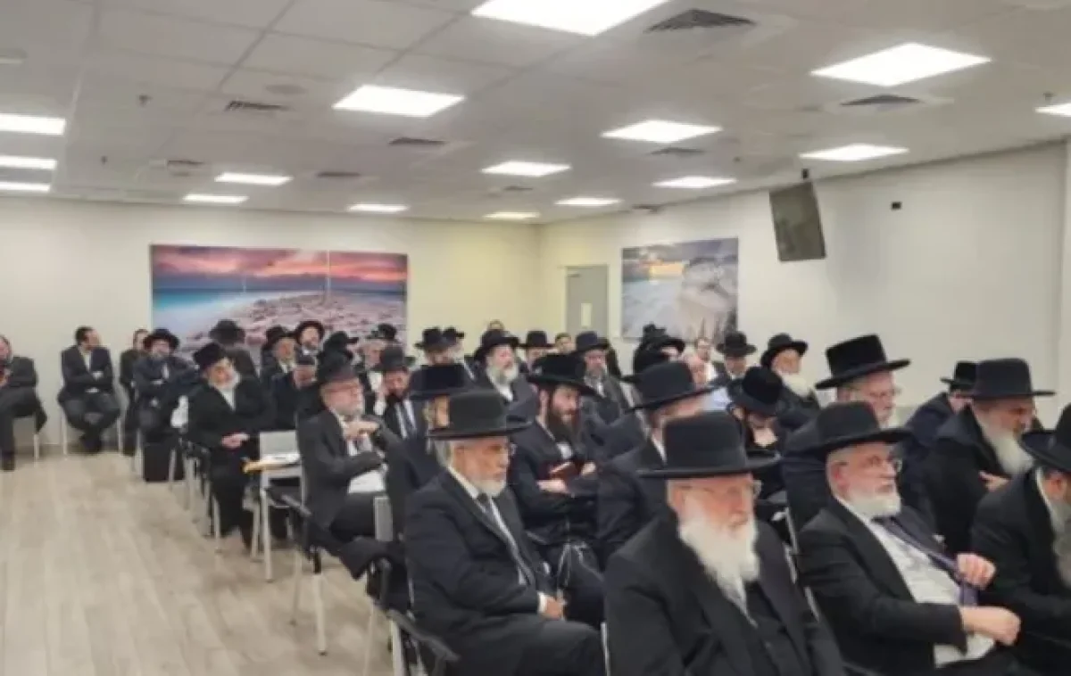 דיינים יושבים בעצרת הזיכרון לזכרו של הנרצח בפיגוע, הדיין הגאון רבי אלימלך וסרמן הי"ד דיינים יושבים בעצרת הזיכרון לזכרו של הנרצח בפיגוע, הדיין הגאון רבי אלימלך וסרמן הי"ד