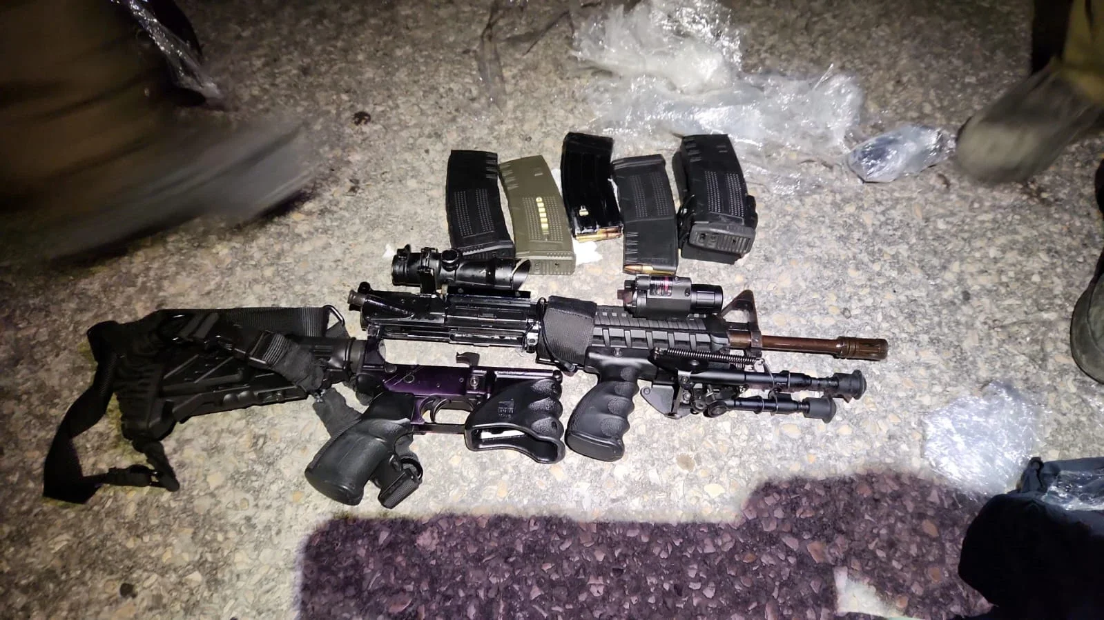 חלק מאמצעי הלחימה שנתפסו במבצע צה"ל ביהודה ושומרון