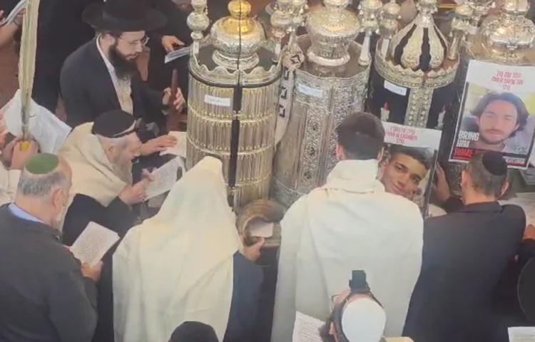 הרב דוד בצרי התכנס לתפילה משותפת עם משפחות החטופים