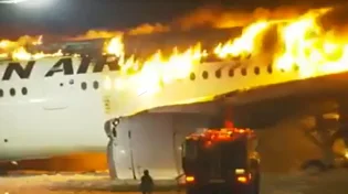 באמצע נחיתה: נוסעים רבים חולצו ממטוס שעלה באש ביפן