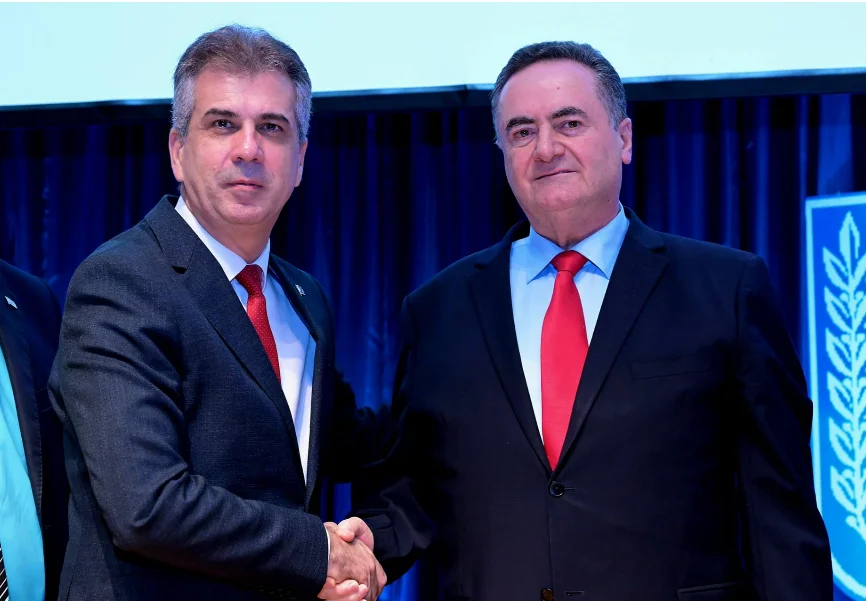  שר החוץ הנכנס ישראל כ"ץ לוחץ יד לשר היוצא אלי כהן