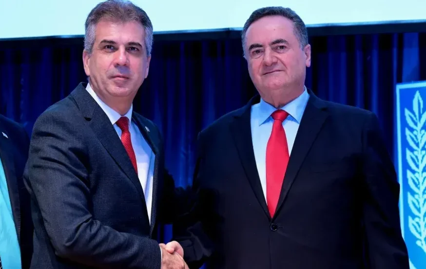 שר החוץ הנכנס ישראל כ"ץ לוחץ יד לשר היוצא אלי כהן שר החוץ הנכנס ישראל כ"ץ לוחץ יד לשר היוצא אלי כהן