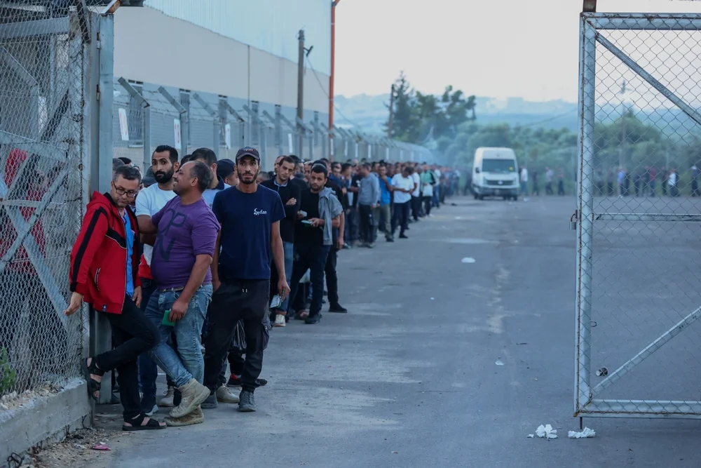 במקום פועלים פלסטינים: אלפי עובדים זרים יגיעו לישראל
